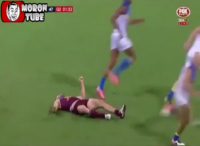 Video :He hits a wall during an Australian football match